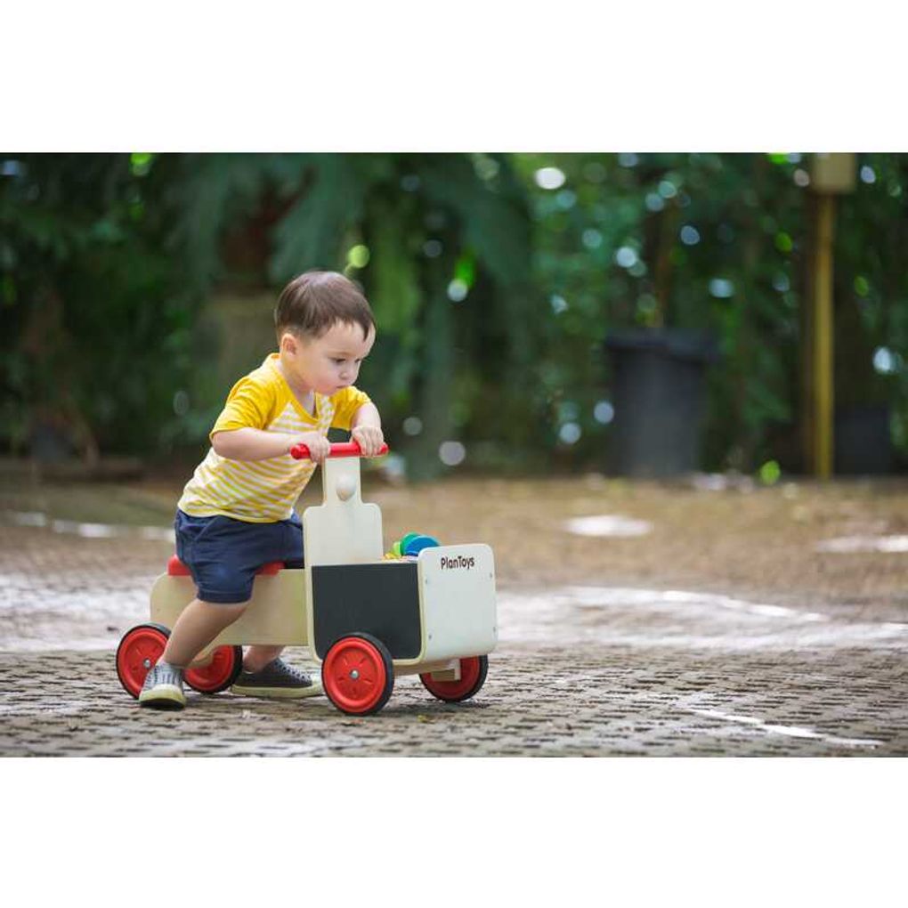 Kid playing PlanToys Delivery Bike เด็กกำลังเล่นรถส่งของแปลนทอยส์