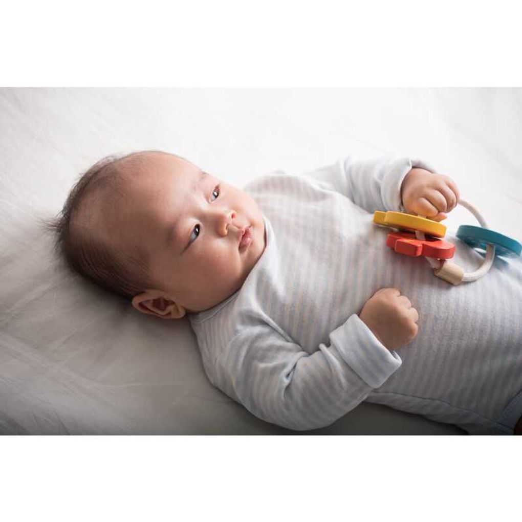 Kid playing PlanToys Baby Key Rattle เด็กทารกกำลังเล่นกุญแจกุ๊งกิ๊งแปลนทอยส์