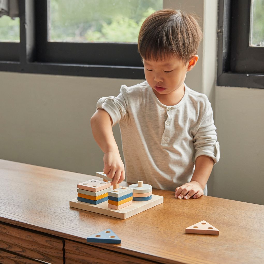 Kid playing PlanToys Geometric Sorting Board - Orchard เด็กกำลังเล่นกระดานบล็อกเรขาคณิต-ออชาร์ดแปลนทอยส์
