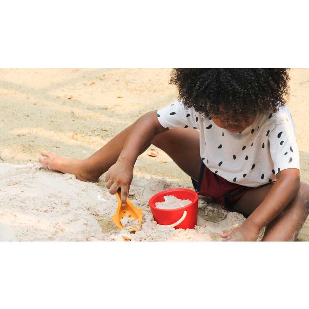 Kid playing PlanToys Sand Play Set เด็กกำลังเล่นชุดขุดทรายแปลนทอยส์