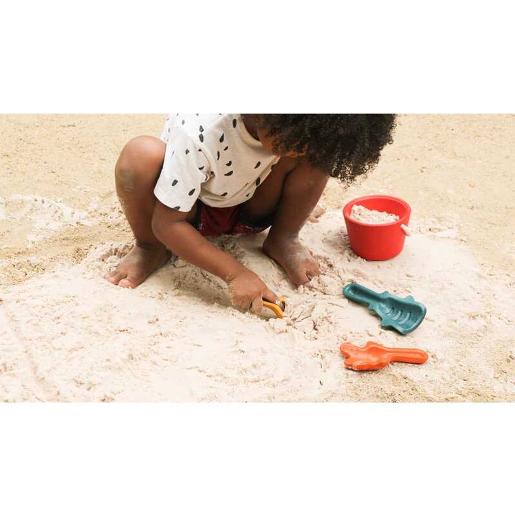 Kid playing PlanToys Sand Play Set เด็กกำลังเล่นชุดขุดทรายแปลนทอยส์