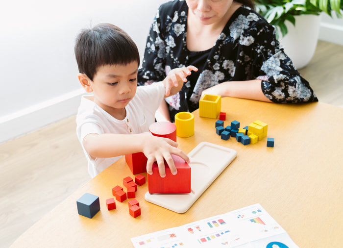 พ่อแม่ต้องรู้! วิธีเลือกของเล่นเสริมพัฒนาการตามช่วงวัยของลูกน้อย