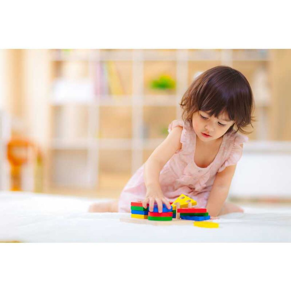 Kid playing PlanToys Geometric Sorting Board เด็กกำลังเล่นแป้นเรขาสวมหลักแปลนทอยส์