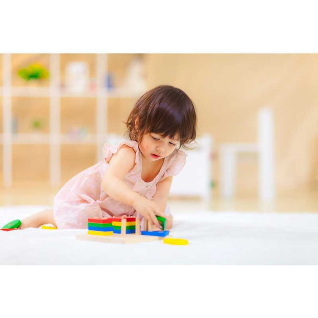 Kid playing PlanToys Geometric Sorting Board เด็กกำลังเล่นแป้นเรขาสวมหลักแปลนทอยส์