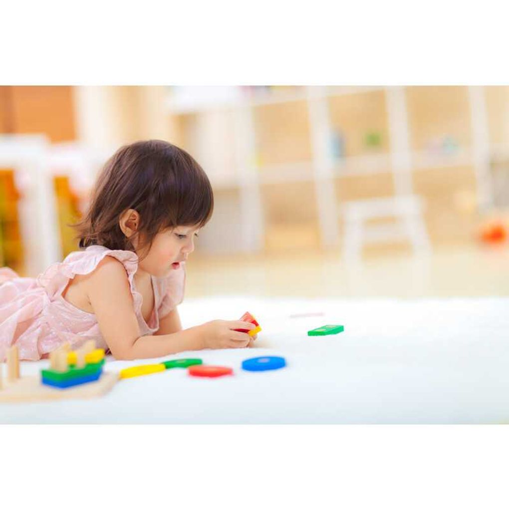 Kid playing PlanToys Geometric Sorting Board เด็กกำลังเล่นแป้นเรขาสวมหลักแปลนทอยส์