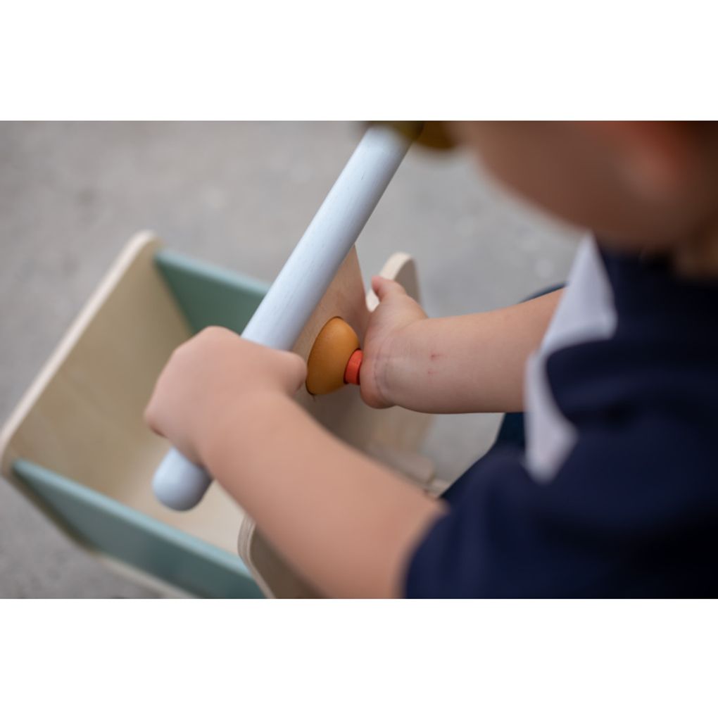 Kid playing PlanToys Delivery Bike - Orchard Collection เด็กกำลังเล่นรถส่งของขาไถแปลนทอยส์