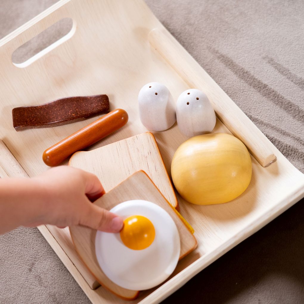 Kid playing PlanToys Breakfast Menu เด็กกำลังเล่นชุดอาหารเช้าแปลนทอยส์