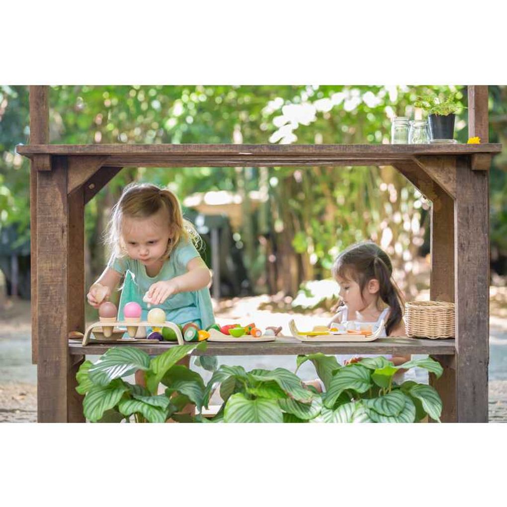 Kid playing PlanToys Assorted Fruit & Vegetable เด็กกำลังเล่นชุดหั่นผักผลไม้แปลนทอยส์