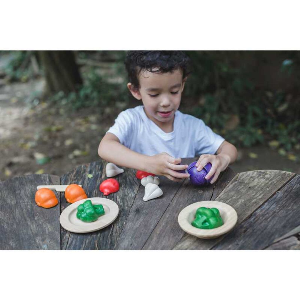 Kid playing PlanToys 5 Colors Veggie Set เด็กกำลังเล่นชุดผัก 5 สีแปลนทอยส์