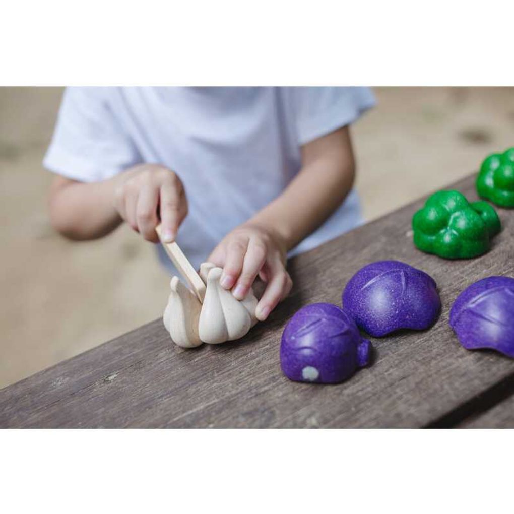 Kid playing PlanToys 5 Colors Veggie Set เด็กกำลังเล่นชุดผัก 5 สีแปลนทอยส์