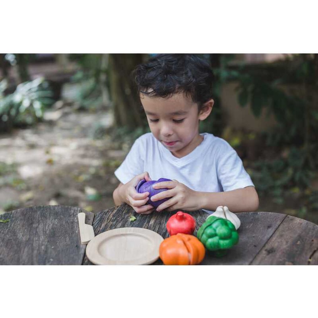 Kid playing PlanToys 5 Colors Veggie Set เด็กกำลังเล่นชุดผัก 5 สีแปลนทอยส์