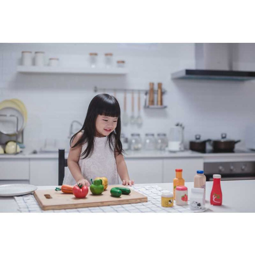 Kid playing PlanToys Food & Beverage Set เด็กกำลังเล่นเซทอาหารและเครื่องดื่มแปลนทอยส์