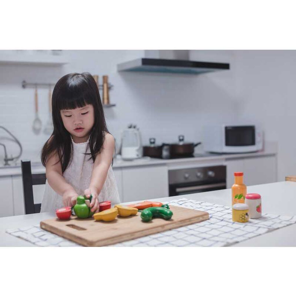 Kid playing PlanToys Food & Beverage Set เด็กกำลังเล่นเซทอาหารและเครื่องดื่มแปลนทอยส์