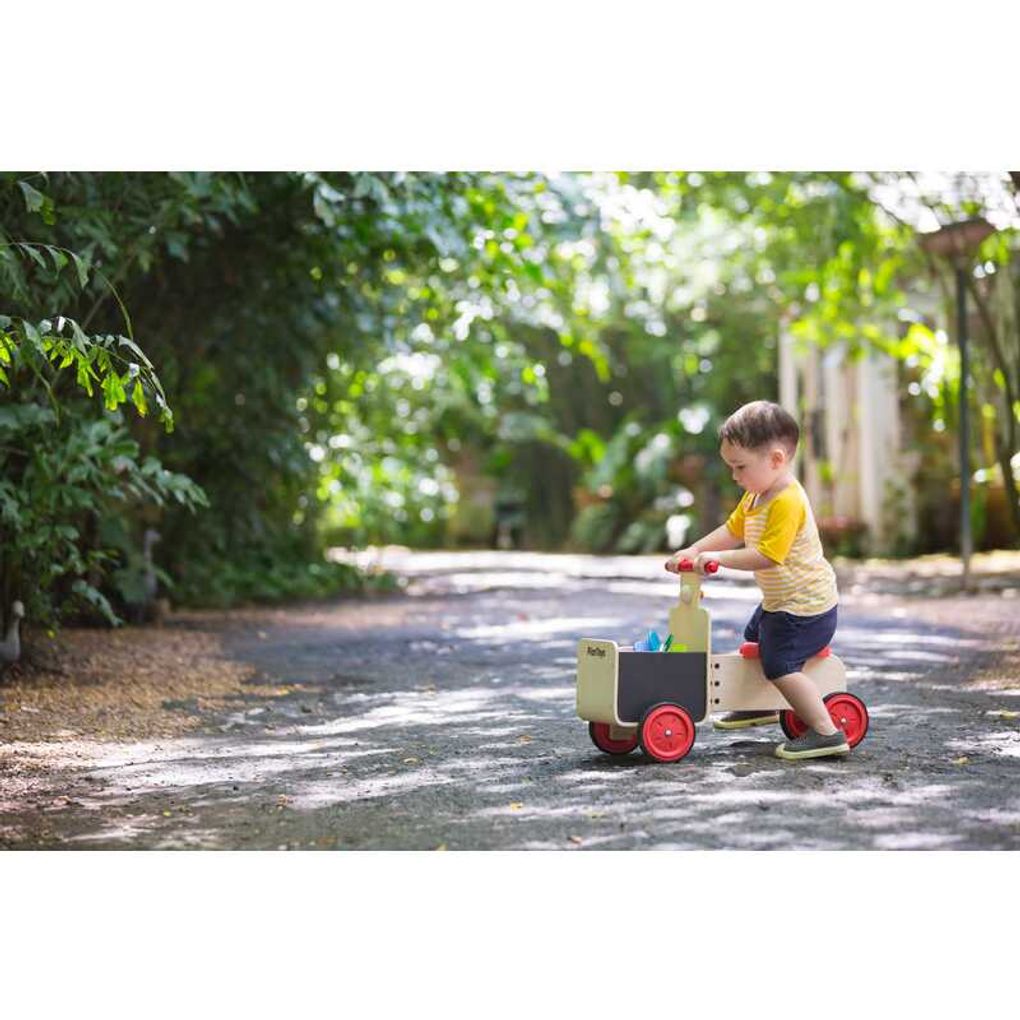 Kid playing PlanToys Delivery Bike เด็กกำลังเล่นรถส่งของแปลนทอยส์