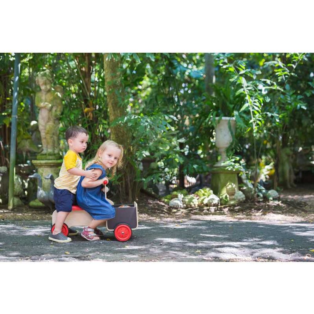 Kid playing PlanToys Delivery Bike เด็กกำลังเล่นรถส่งของแปลนทอยส์