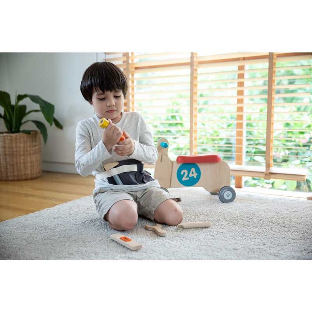 Kid playing PlanToys Tool Belt เด็กกำลังเล่นกระเป๋าเครื่องมือช่างแปลนทอยส์