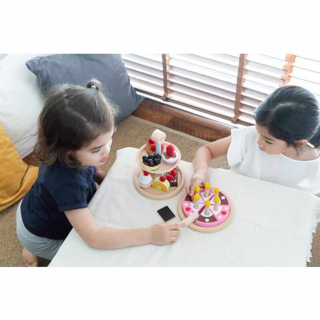 Kid playing PlanToys Birthday Cake Set เด็กกำลังเล่นชุดเค้กวันเกิดแปลนทอยส์