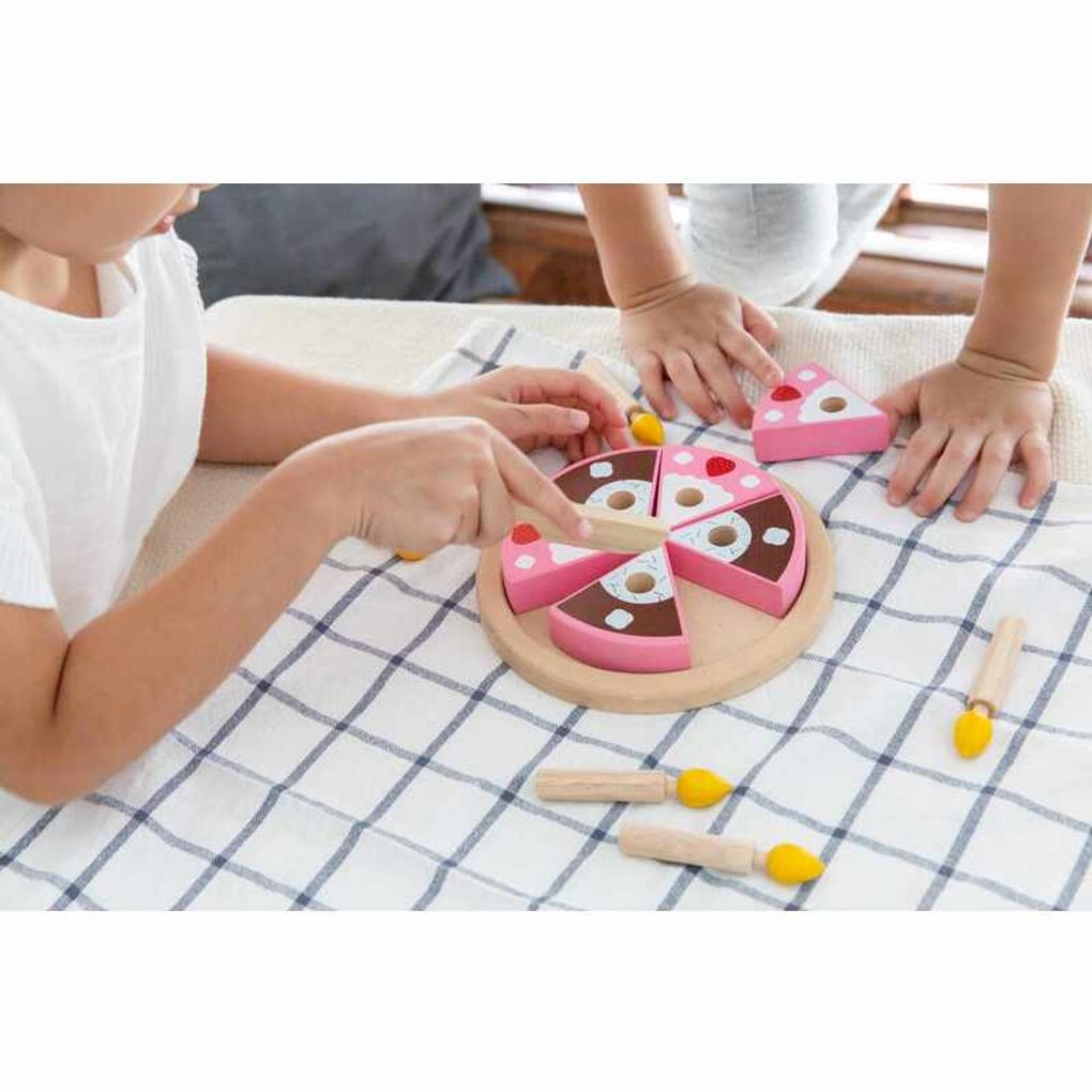 Kid playing PlanToys Birthday Cake Set เด็กกำลังเล่นชุดเค้กวันเกิดแปลนทอยส์