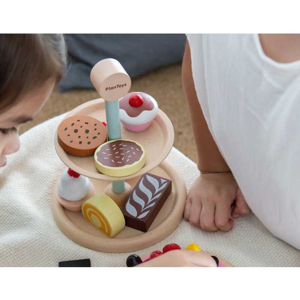 Kid playing PlanToys Bakery Stand Set เด็กกำลังเล่นชุดชั้นวางขนมแปลนทอยส์