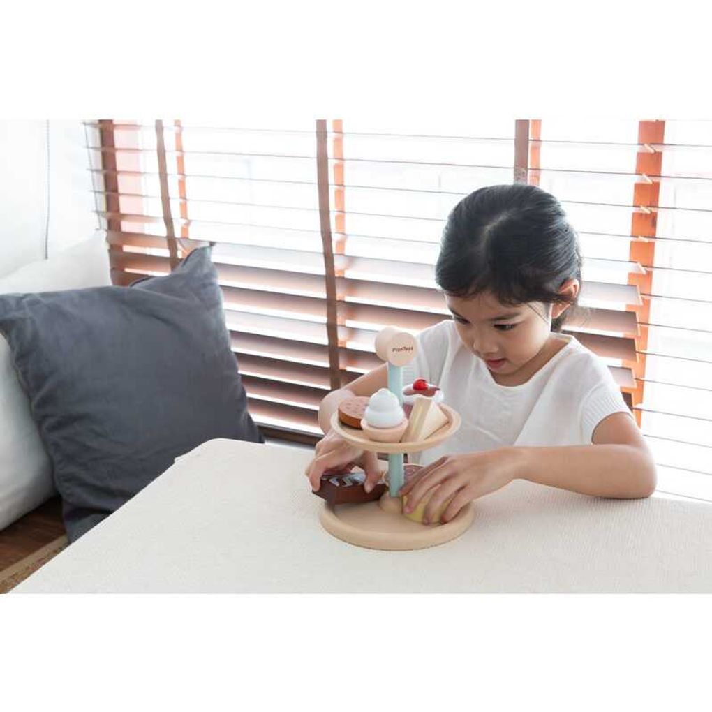 Kid playing PlanToys Bakery Stand Set เด็กกำลังเล่นชุดชั้นวางขนมแปลนทอยส์