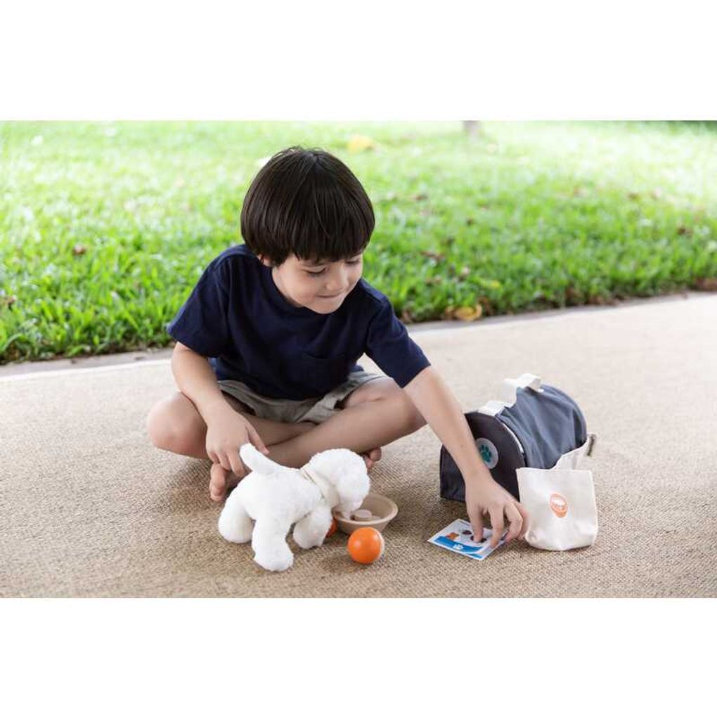 Kid playing PlanToys Pet Care Set เด็กกำลังเล่นชุดดูแลสัตว์เลี้ยงแปลนทอยส์