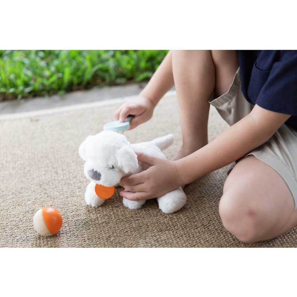 Kid playing PlanToys Pet Care Set เด็กกำลังเล่นชุดดูแลสัตว์เลี้ยงแปลนทอยส์