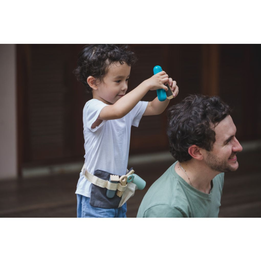 Kid playing PlanToys Hair Dresser Set เด็กกำลังเล่นชุดช่างทำผมแปลนทอยส์