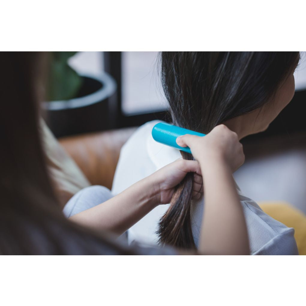 Kid playing PlanToys Hair Dresser Set เด็กกำลังเล่นชุดช่างทำผมแปลนทอยส์