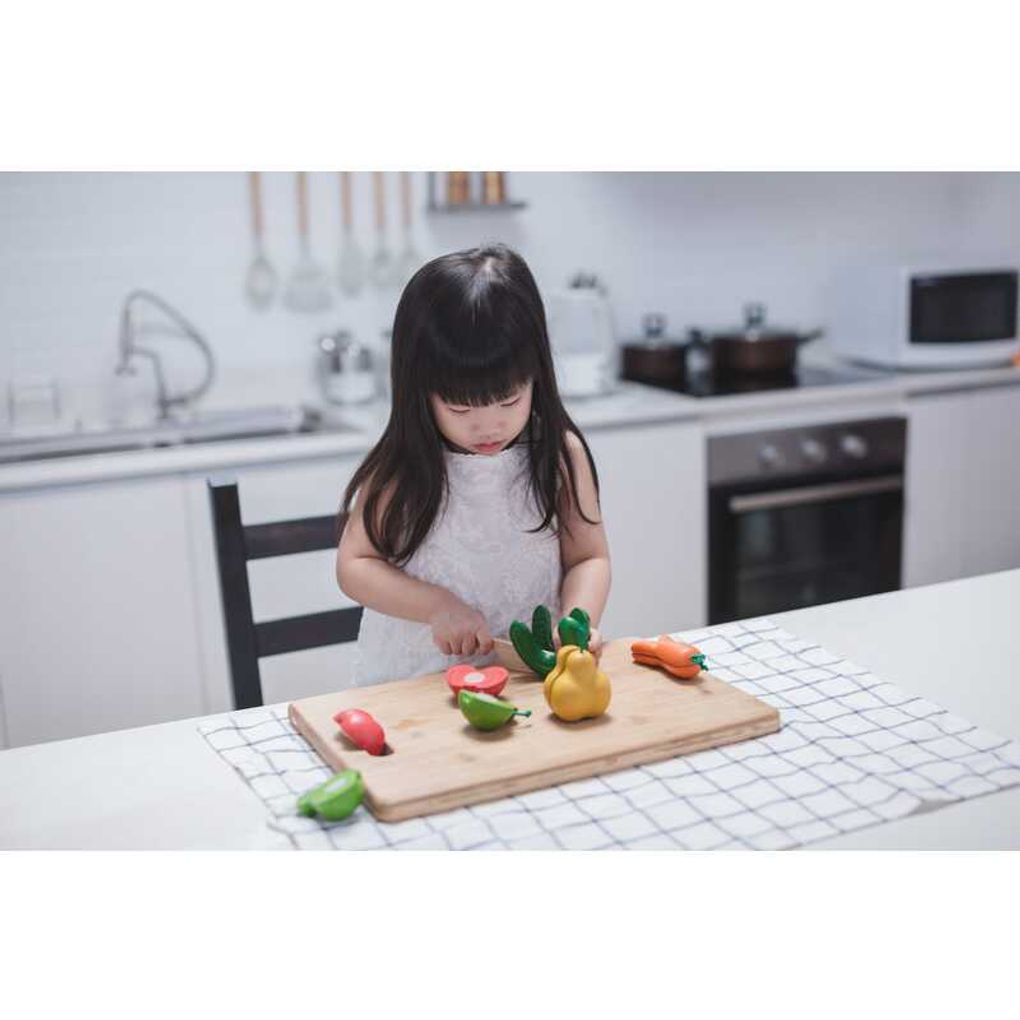 Kid playing PlanToys Wonky Fruit & Vegetables เด็กกำลังเล่นชุดผักผลไม้แปลกตาแปลนทอยส์