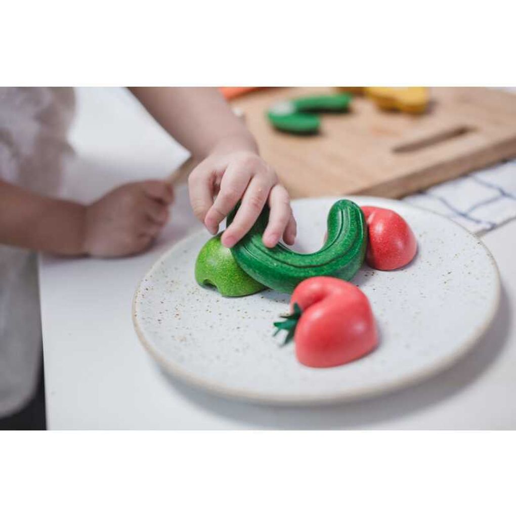 Kid playing PlanToys Wonky Fruit & Vegetables เด็กกำลังเล่นชุดผักผลไม้แปลกตาแปลนทอยส์