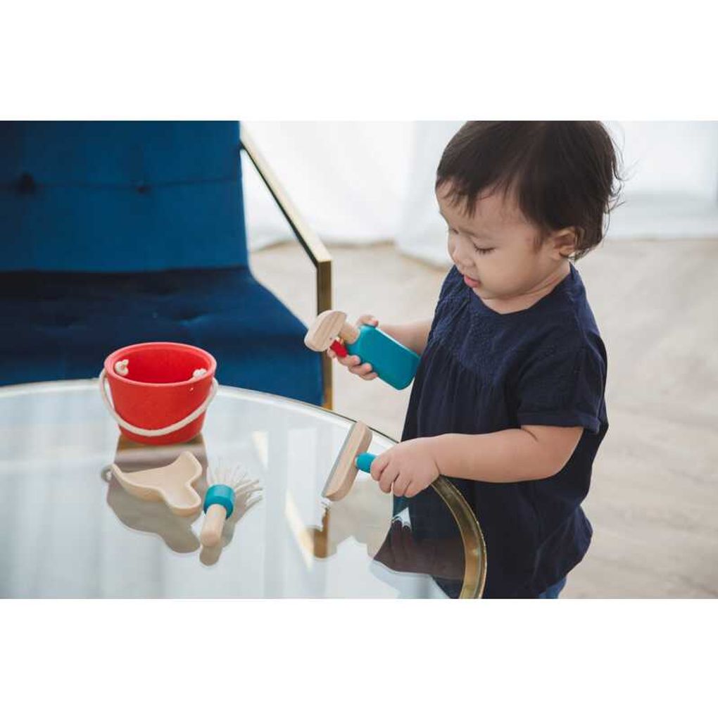 Kid playing PlanToys Cleaning Set เด็กกำลังเล่นชุดทำความสะอาดแปลนทอยส์