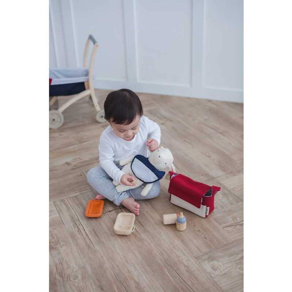 Kid playing PlanToys Doll Feeding Set เด็กกำลังเล่นชุดป้อนอาหารตุ๊กตาแปลนทอยส์