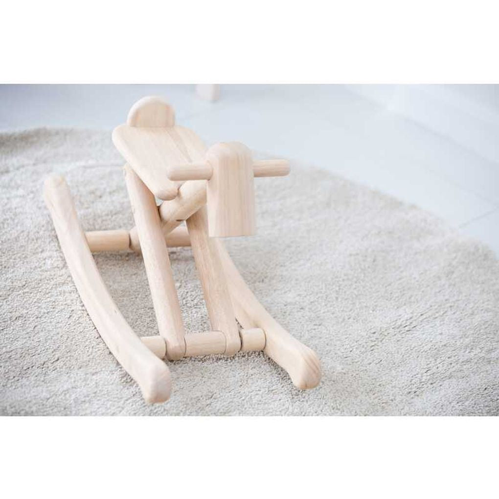 Kid playing PlanToys Foldable Rocking Horse เด็กกำลังเล่นม้าโยกพับได้แปลนทอยส์