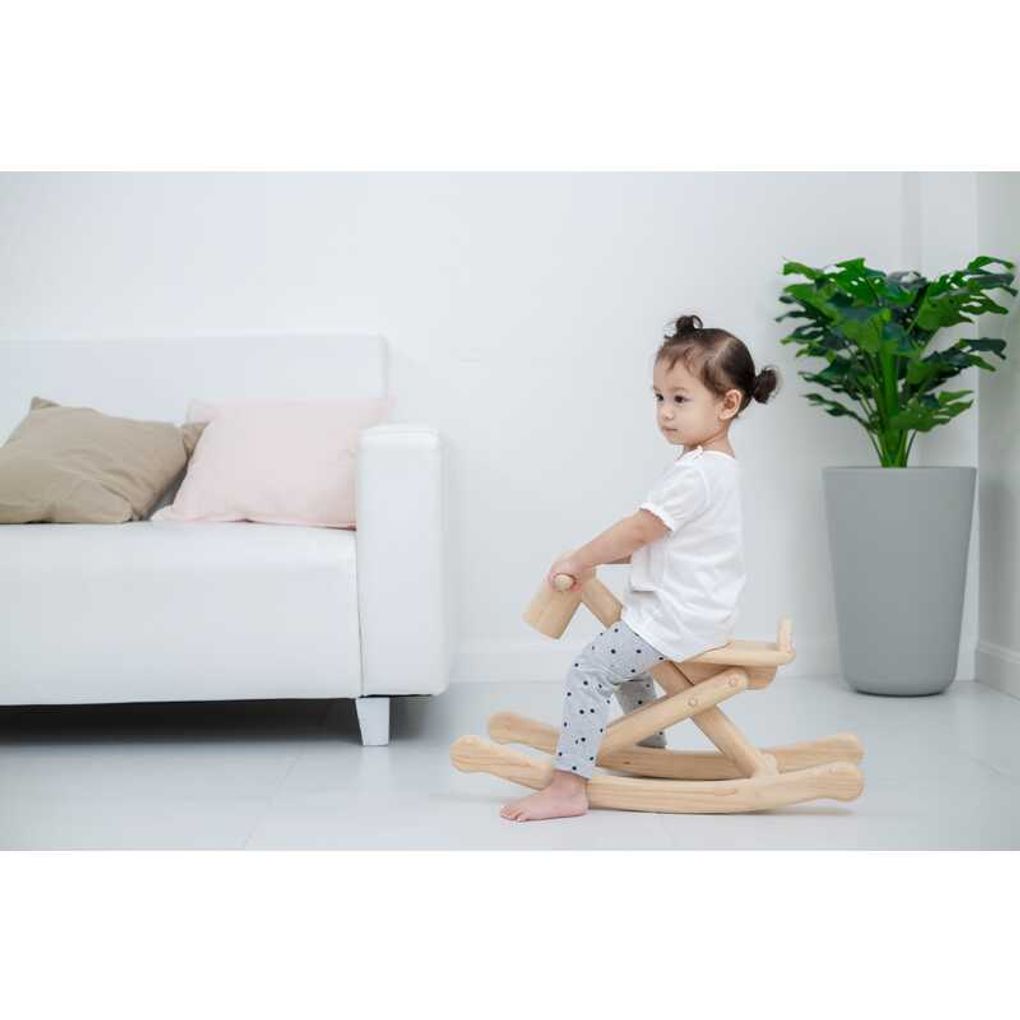 Kid playing PlanToys Foldable Rocking Horse เด็กกำลังเล่นม้าโยกพับได้แปลนทอยส์