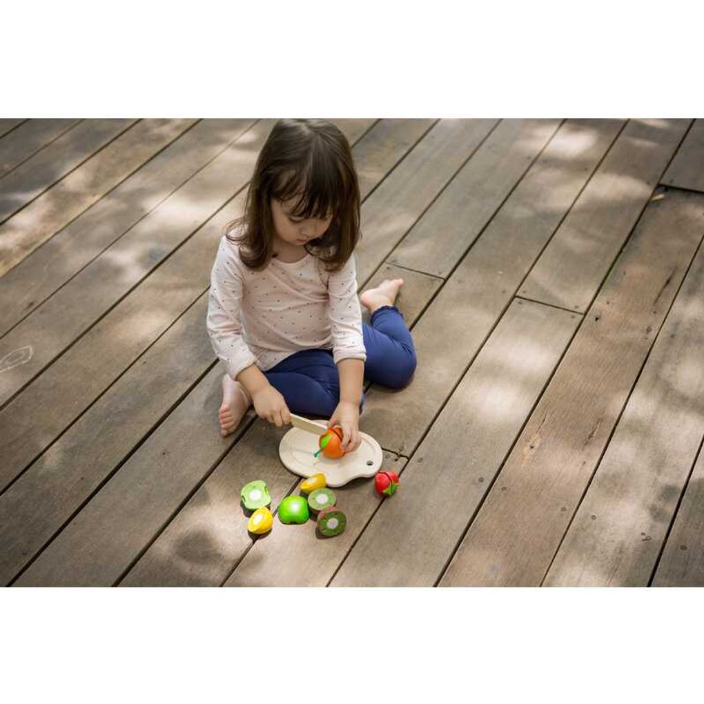 Kid playing PlanToys Assorted Fruit Set เด็กกำลังเล่นชุดผลไม้แปลนทอยส์