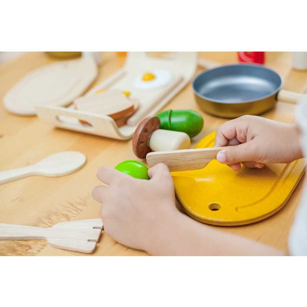 Kid playing PlanToys Assorted Vegetables Set เด็กกำลังเล่นชุดผักแปลนทอยส์