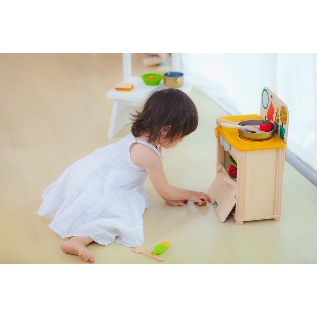 Kid playing PlanToys Kitchen Set เด็กกำลังเล่นชุดครัวมินิแปลนทอยส์