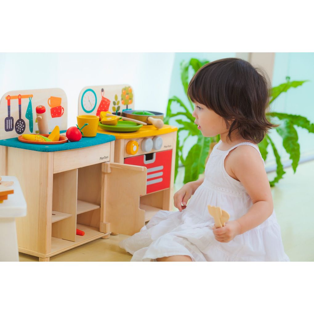 Kid playing PlanToys Kitchen Set เด็กกำลังเล่นชุดครัวมินิแปลนทอยส์