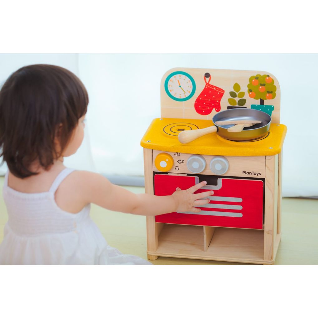 Kid playing PlanToys Kitchen Set เด็กกำลังเล่นชุดครัวมินิแปลนทอยส์