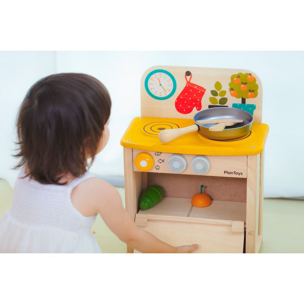 Kid playing PlanToys Kitchen Set เด็กกำลังเล่นชุดครัวมินิแปลนทอยส์