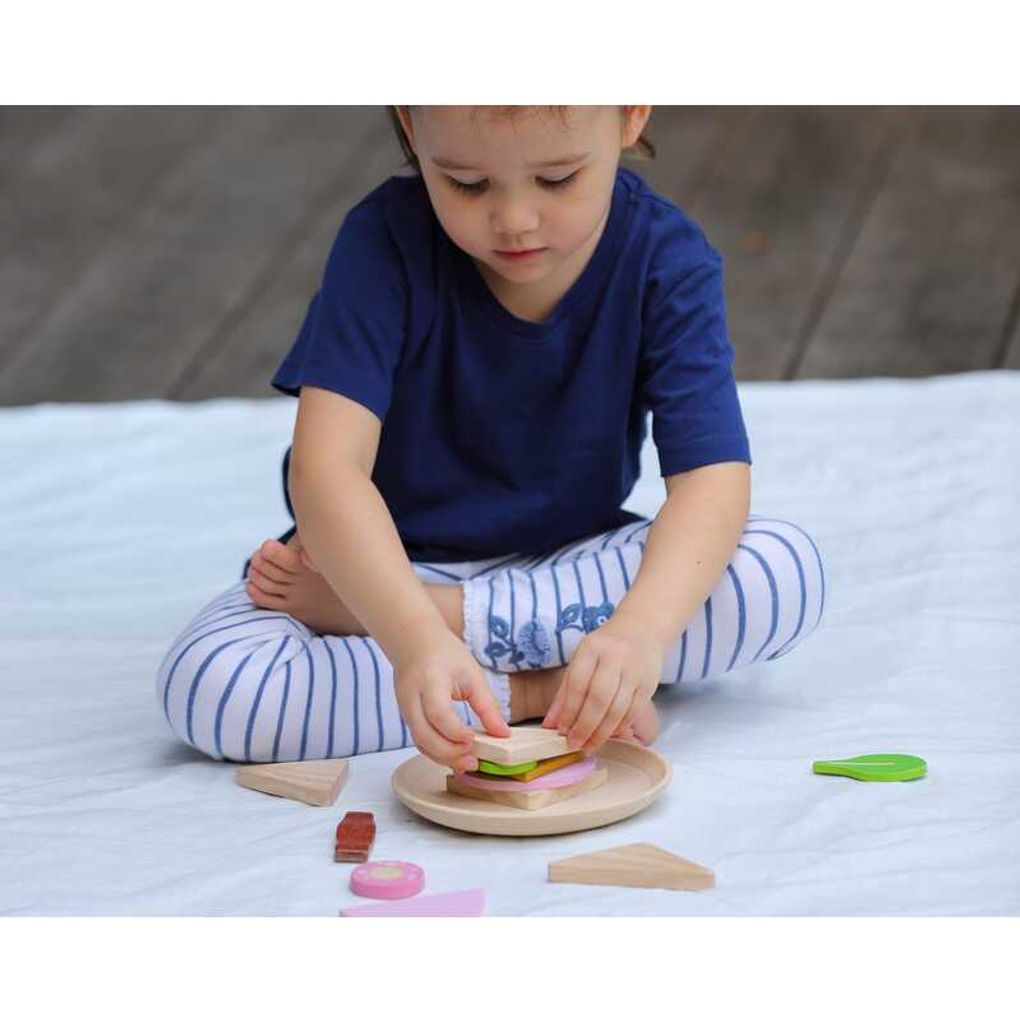 Kid playing PlanToys Sandwich Set เด็กกำลังเล่นชุดแซนวิชแปลนทอยส์