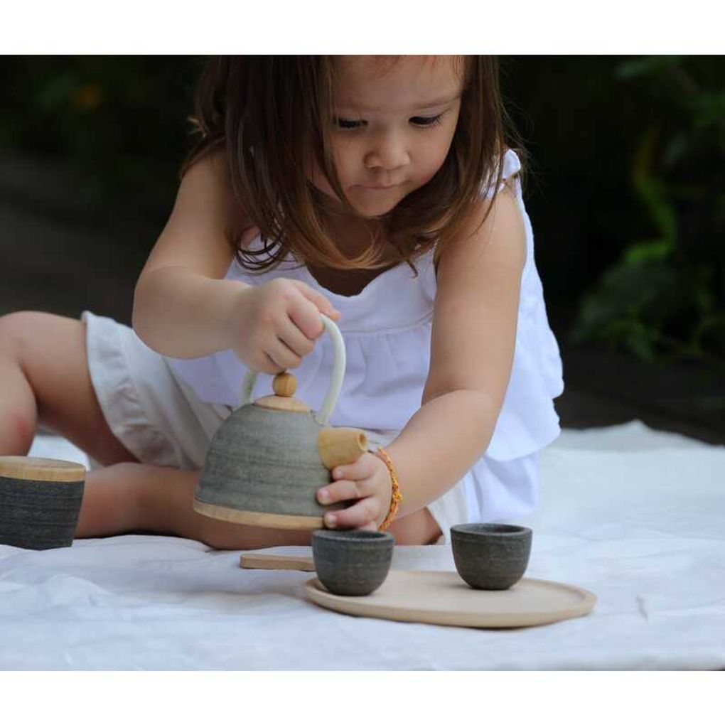 Kid playing PlanToys Classic Tea Set เด็กกำลังเล่นชุดน้ำชาตะวันออกแปลนทอยส์