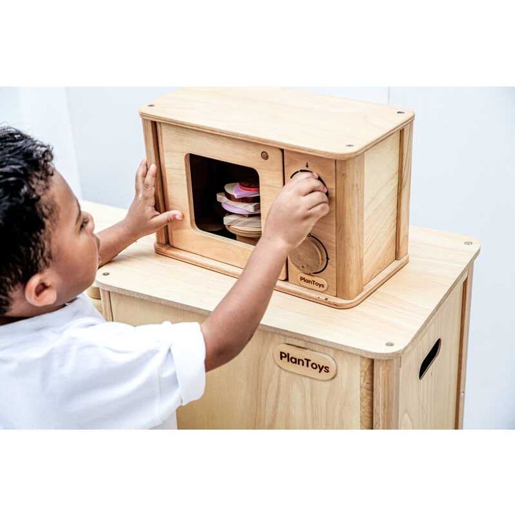 Kid playing PlanToys Microwave เด็กกำลังเล่นไมโครเวฟแปลนทอยส์