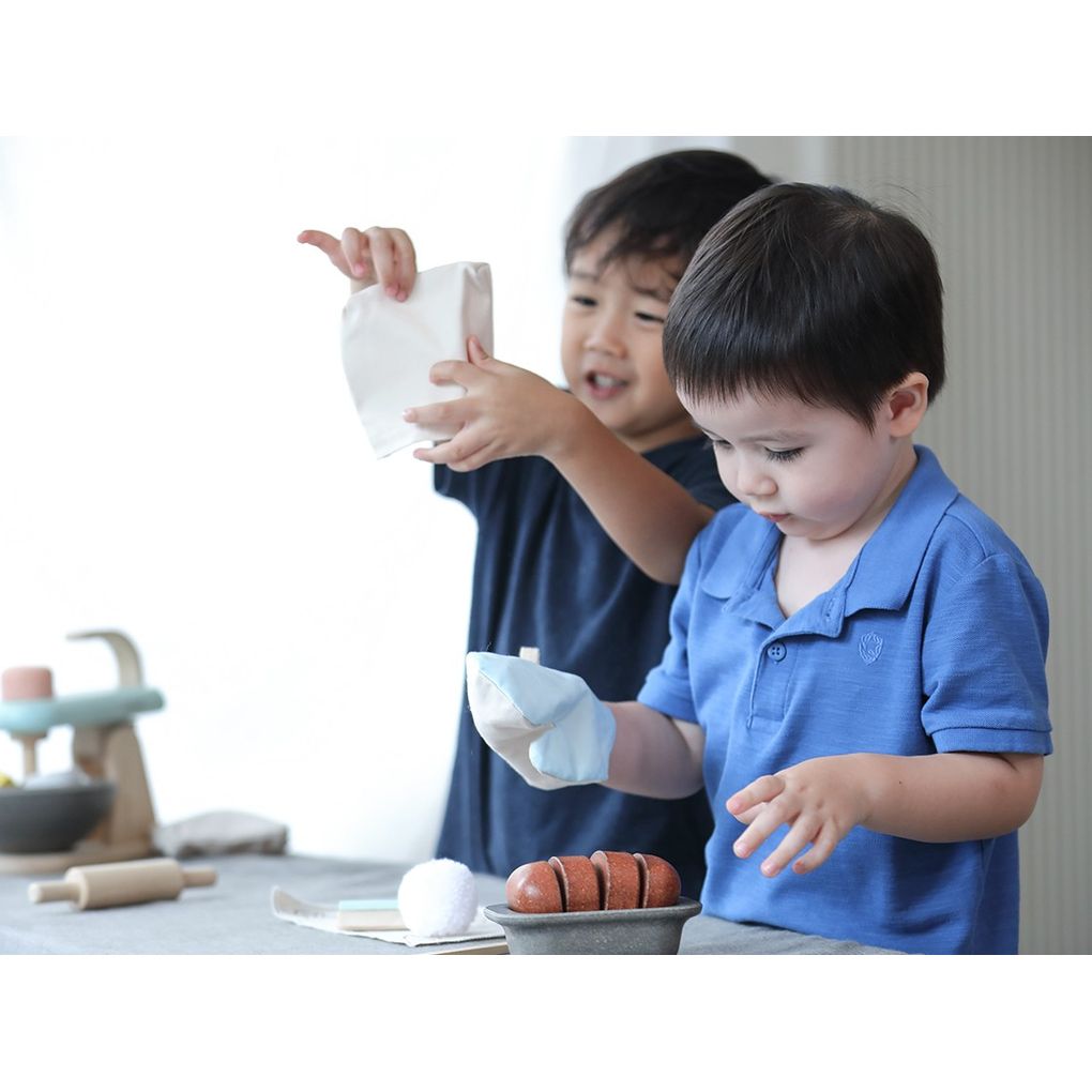 Kid playing PlanToys Bread Loaf Set เด็กกำลังเล่นชุดอบขนมปังแปลนทอยส์