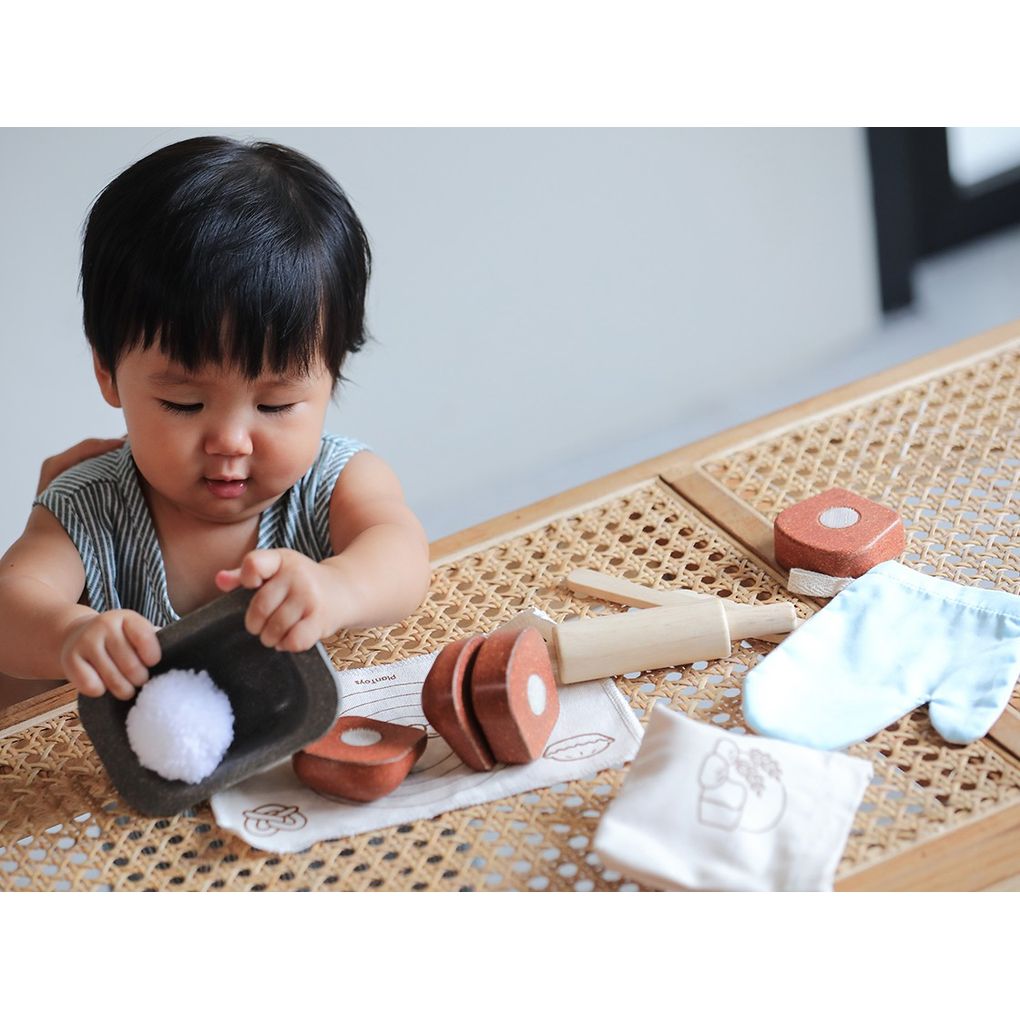 Kid playing PlanToys Bread Loaf Set เด็กกำลังเล่นชุดอบขนมปังแปลนทอยส์