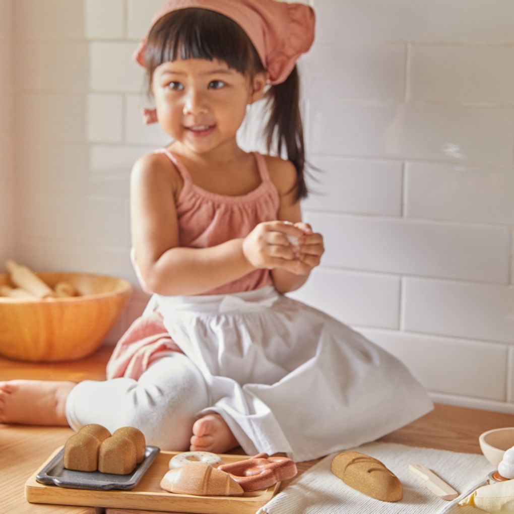 Kid playing PlanToys Bread Set เด็กกำลังเล่นชุดขนมปังแปลนทอยส์