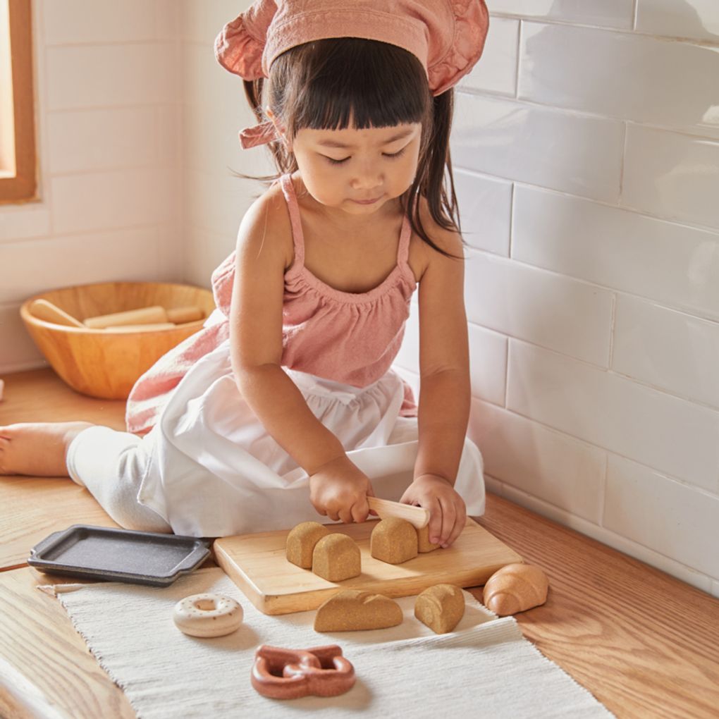 Kid playing PlanToys Bread Set เด็กกำลังเล่นชุดขนมปังแปลนทอยส์