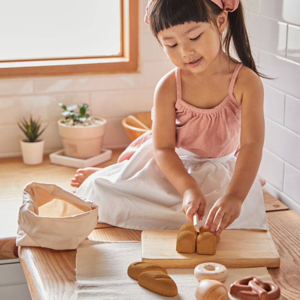 Kid playing PlanToys Bread Set เด็กกำลังเล่นชุดขนมปังแปลนทอยส์