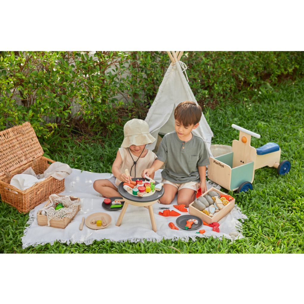 Kid playing PlanToys Bbq Playset เด็กกำลังเล่นชุดบาบิคิวแปลนทอยส์