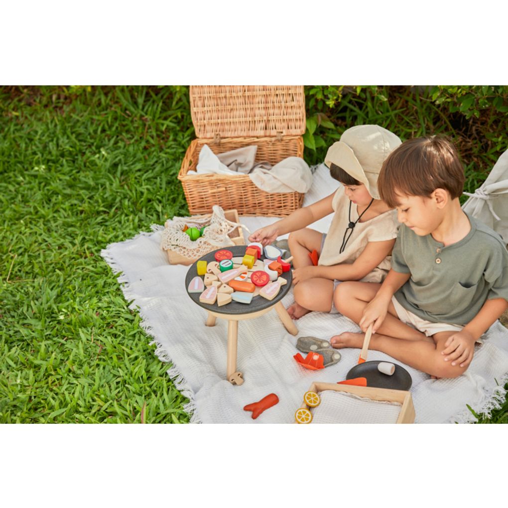 Kid playing PlanToys Bbq Playset เด็กกำลังเล่นชุดบาบิคิวแปลนทอยส์